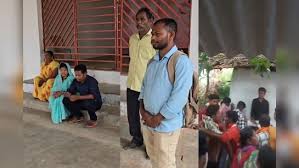 पूरे परिवार को प्रताड़ित कर रहे दबंग, मांस खाओ, शराब पीओ - वरना गांव छोड़ दो या पिटाई झेलो