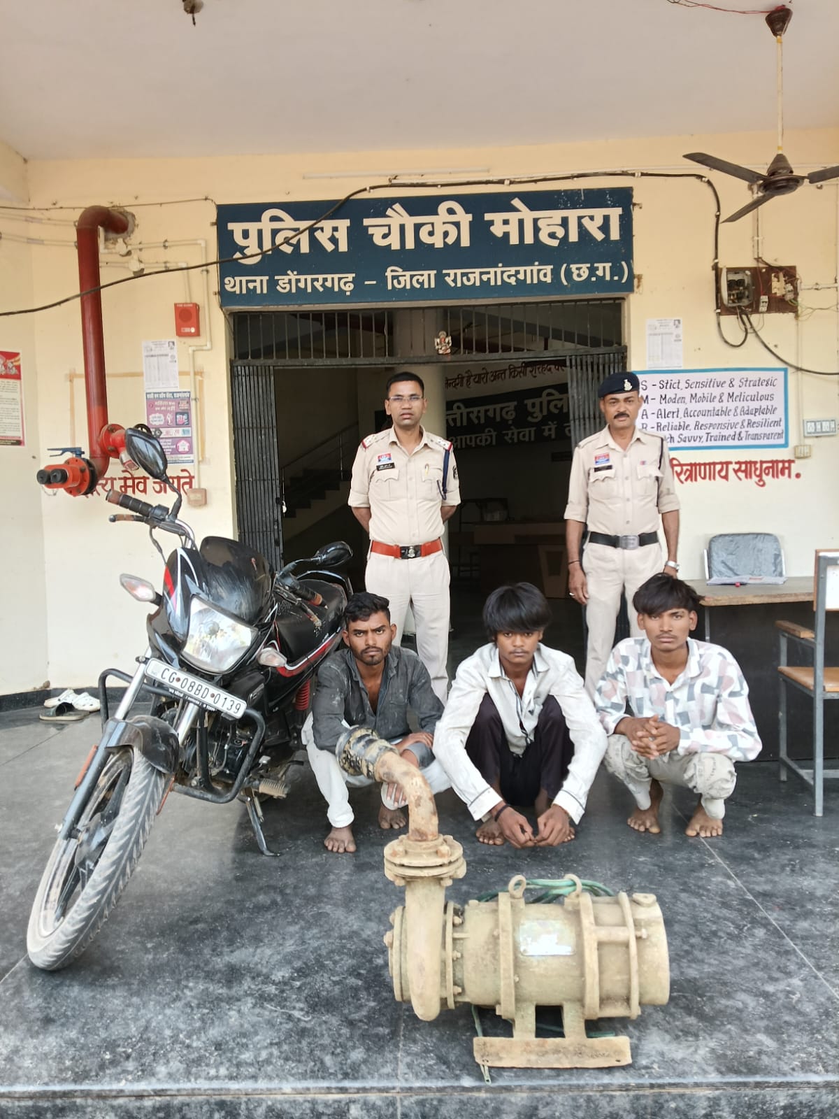 खेत से उड़ाया मोटर पंप, पुलिस ने बिछाया जाल; नाबालिग समेत 3 आरोपी गिरफ्तार, 80 हजार का माल बरामद