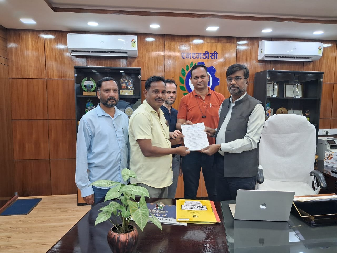 12 फ़रवरी की हड़ताल में खदान मजदूर संघ नहीं होगा शामिल - ईडी को दिया गया ज्ञापन 