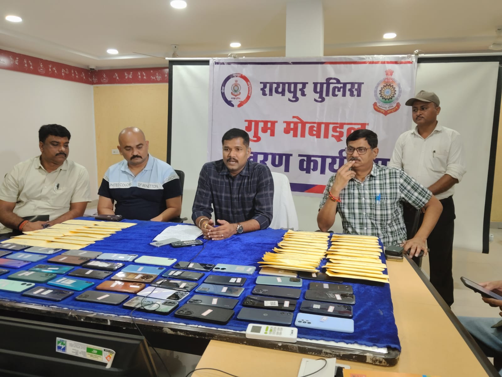 रायपुर पुलिस द्वारा लगभग 20 लाख रूपये कीमत के गुम हुए कुल 100 नग मोबाईल फोन को ढूंढ कर मोबाईल फोन स्वामियों को किया गया सुपुर्द