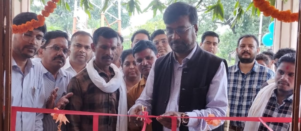 किरन्दुल एनएमडीसी अधिशासी निदेशक रवींद्र नारायण ने समलवार में सामुदायिक भवन का किया उद्घाटन