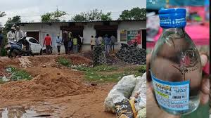 शराब की शीशी में मकड़ी के शरीर के टुकड़े निकलने से मदिरा प्रेमियों में हड़कंप