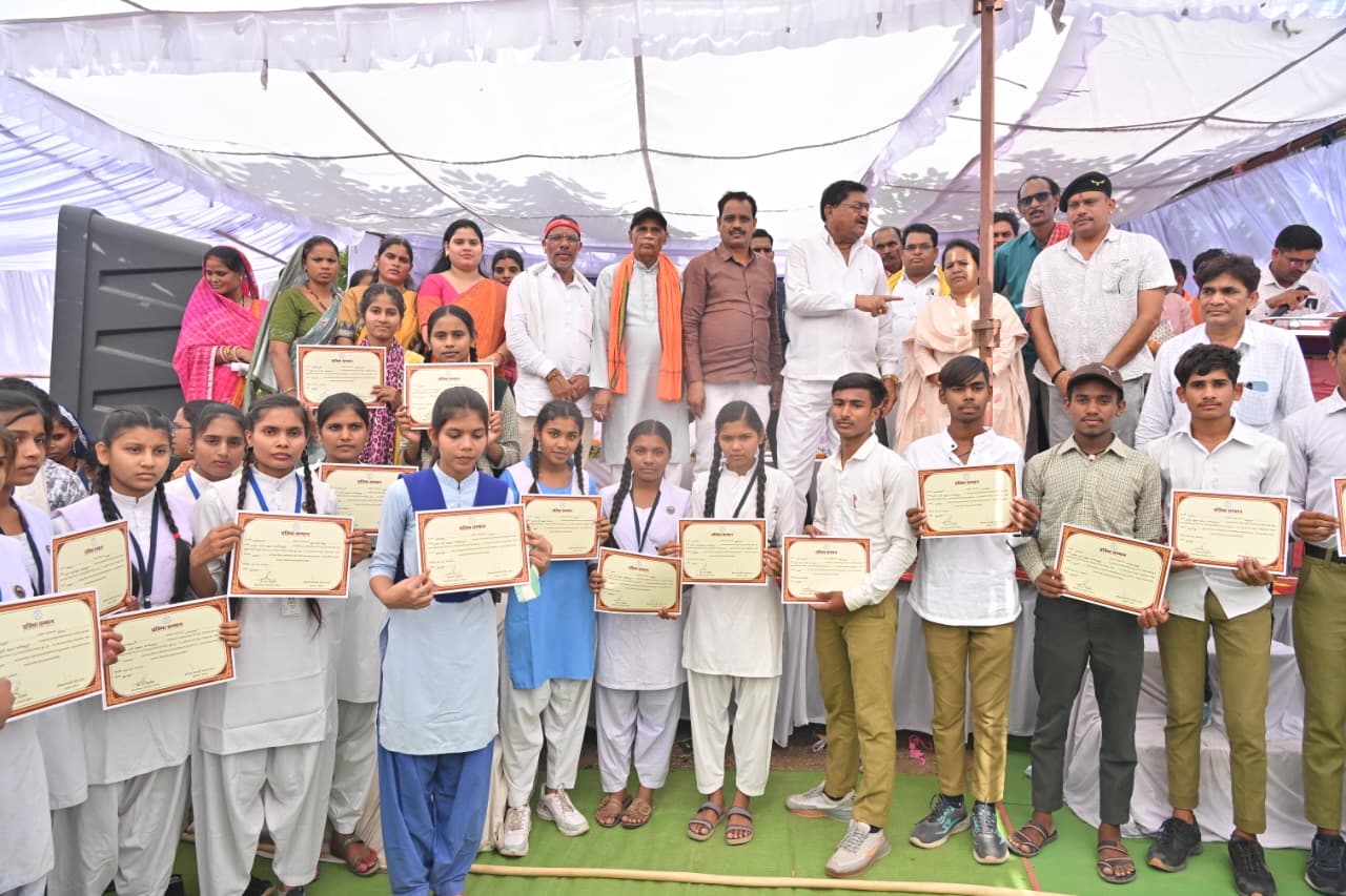 मंत्री दयाल दास बघेल ने झांकी शिविर में हितग्राहियों को वितरित किए प्रमाण पत्र, कार्ड एवं आवास की चाबियां