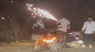 शहर में बीच सड़क बर्थडे सेलिब्रेशन करना चार युवक-युवतियों को पड़ा महंगा