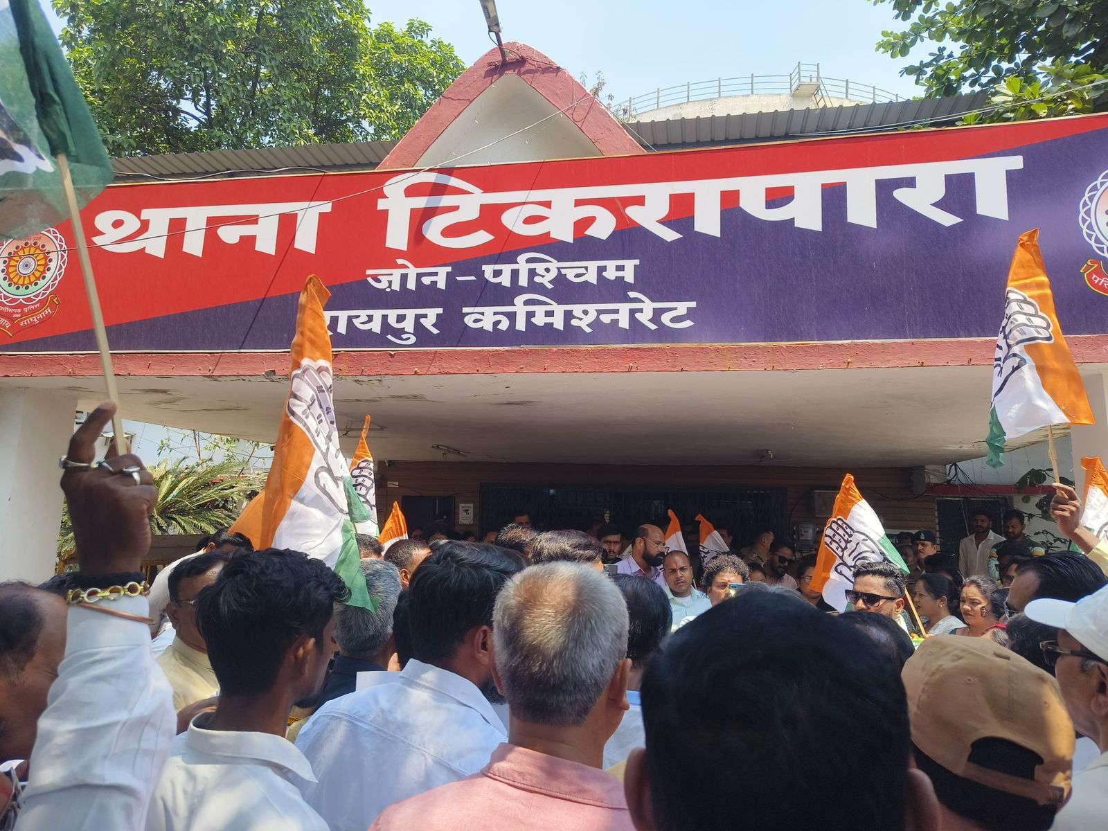 टिकरापारा थाने का कांग्रेस ने किया घेराव, बढ़ते अपराधों पर सरकार और पुलिस पर साधा निशाना