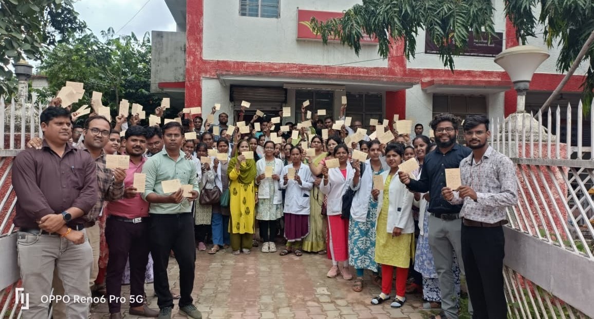 मुख्यमंत्री से नियमितीकरण के लिए पोस्टकार्ड के जरिये गुहार,एन एच एम संविदा कर्मचारियों के आंदोलन का सत्रहवां दिन