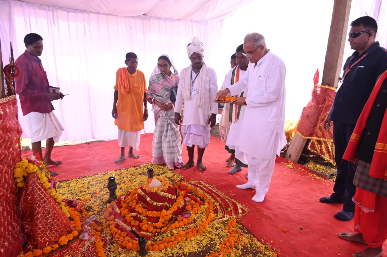 मुख्यमंत्री भूपेश बघेल ने छिंदगढ़ में नवीन मुसरिया माता के दर्शन कर किया नवनिर्मित मंदिर का लोर्कापण