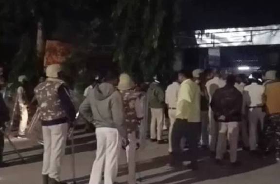 कुएं में गिरने से युवक की मौत,ग्रामीणों ने थाने पर किया पथराव,शव रखकर किया हाईवे जाम