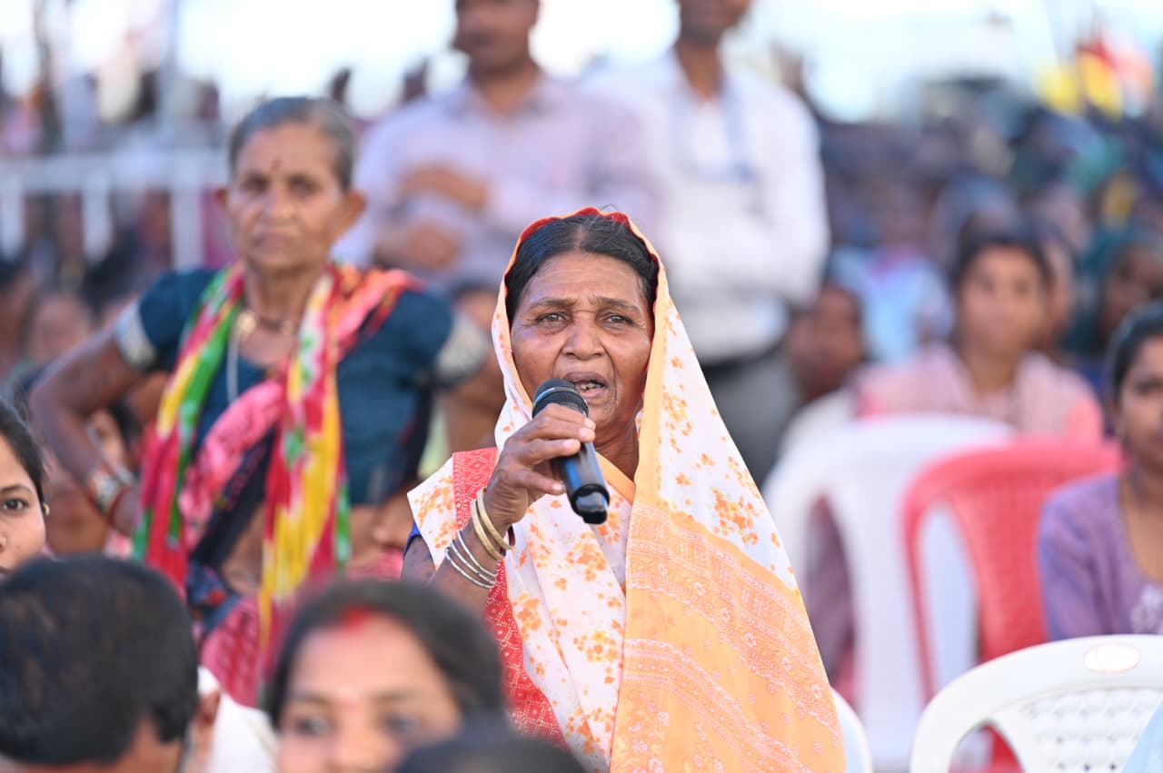 मुख्यमंत्री ने पीएम आवास योजना की हितग्राही बुधनी से किया संवाद,महिला ने पक्का आवास मिलने पर जताया आभार
