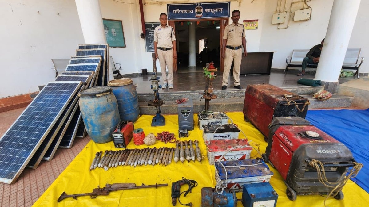 बीजापुर में नक्सलियों के मंसूबों पर बड़ा वार, पुलिस ने भारी विस्फोटक डंप किया बरामद