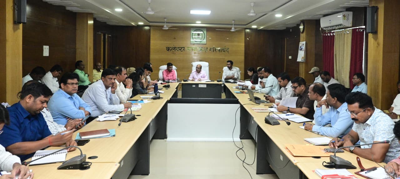 कलेक्टर बी.एस. उइके का सख्त संदेश: लंबित प्रकरणों का करें त्वरित निराकरण, लापरवाही पर होगी कार्रवाई