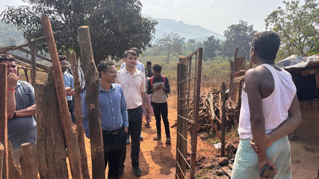 अति दूरस्थ एवं पहुंच विहीन ग्राम लावा (लौहा) में कलेक्टर ने लगाई चौपाल