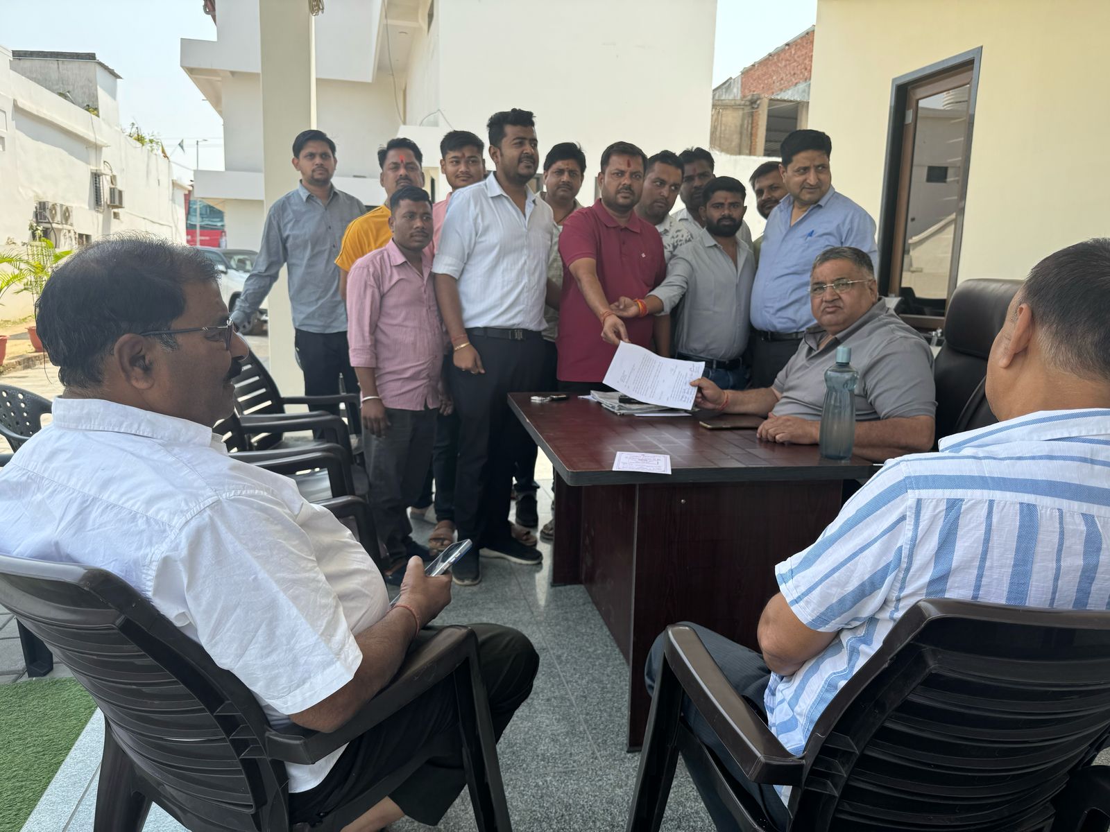 नशीली दवाओं के रोकथाम को लेकर युवाओं ने विधायक अग्रवाल को सौंपा ज्ञापन