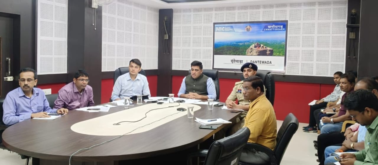 कलेक्टर दंतेवाड़ा दुदावत ने अतिवर्षा प्रभावित क्षेत्रों में राहत एवं पुनर्वास हेतु किये जा रहे अद्यतन कार्यवाही की दी जानकारी