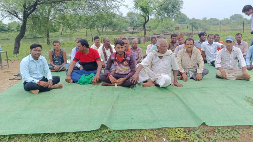 सरकारी स्कूल में शिक्षकों की कमी को लेकर ग्रामीणों में भारी आक्रोश