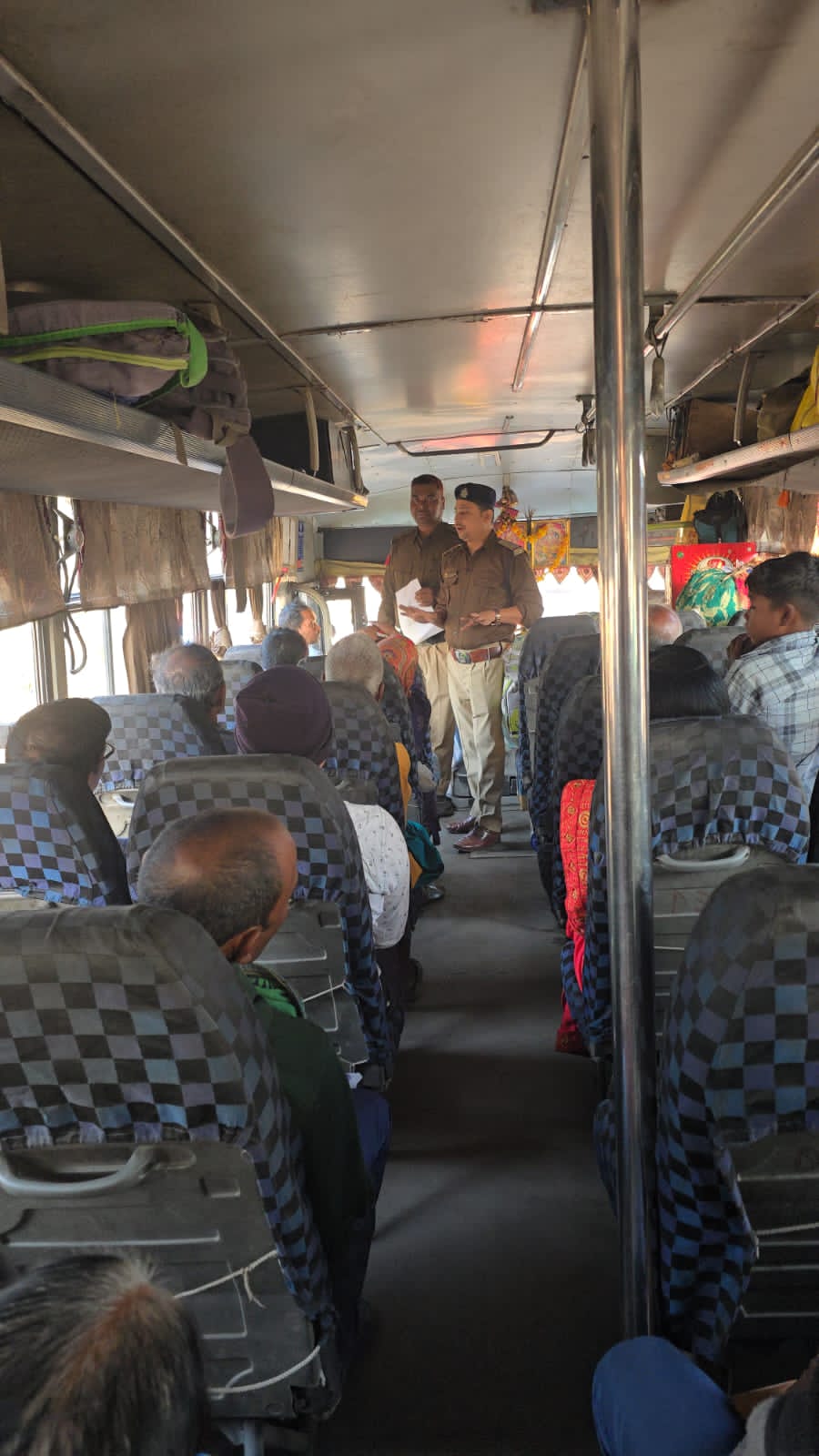 सड़क सुरक्षा माहः यात्री वाहनों व स्कूल बसों की हुई जांच