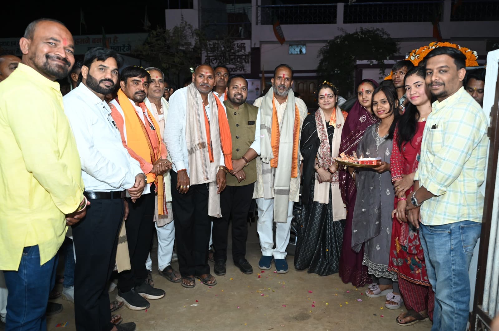 नवनिर्वाचित जिला पंचायत अध्यक्ष, उपाध्यक्ष का विधायक निवास मे आरती उतारकर भव्य स्वागत 