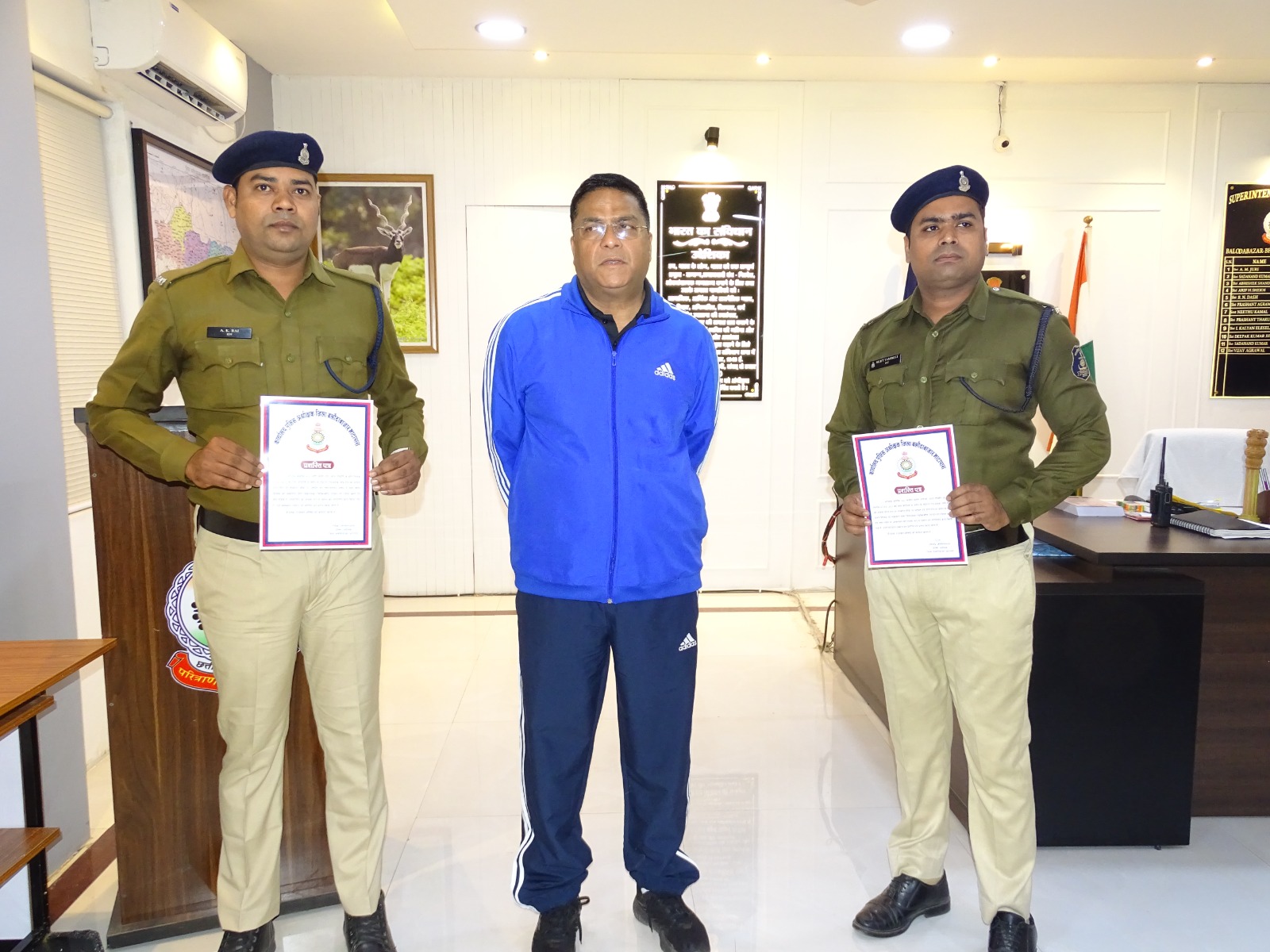 संवेदनशील पुलिस अधीक्षक विजय अग्रवाल के हाथों पुलिस आरक्षक सुजीत तम्बोली एवं अमीर राय किये गए सम्मानित 