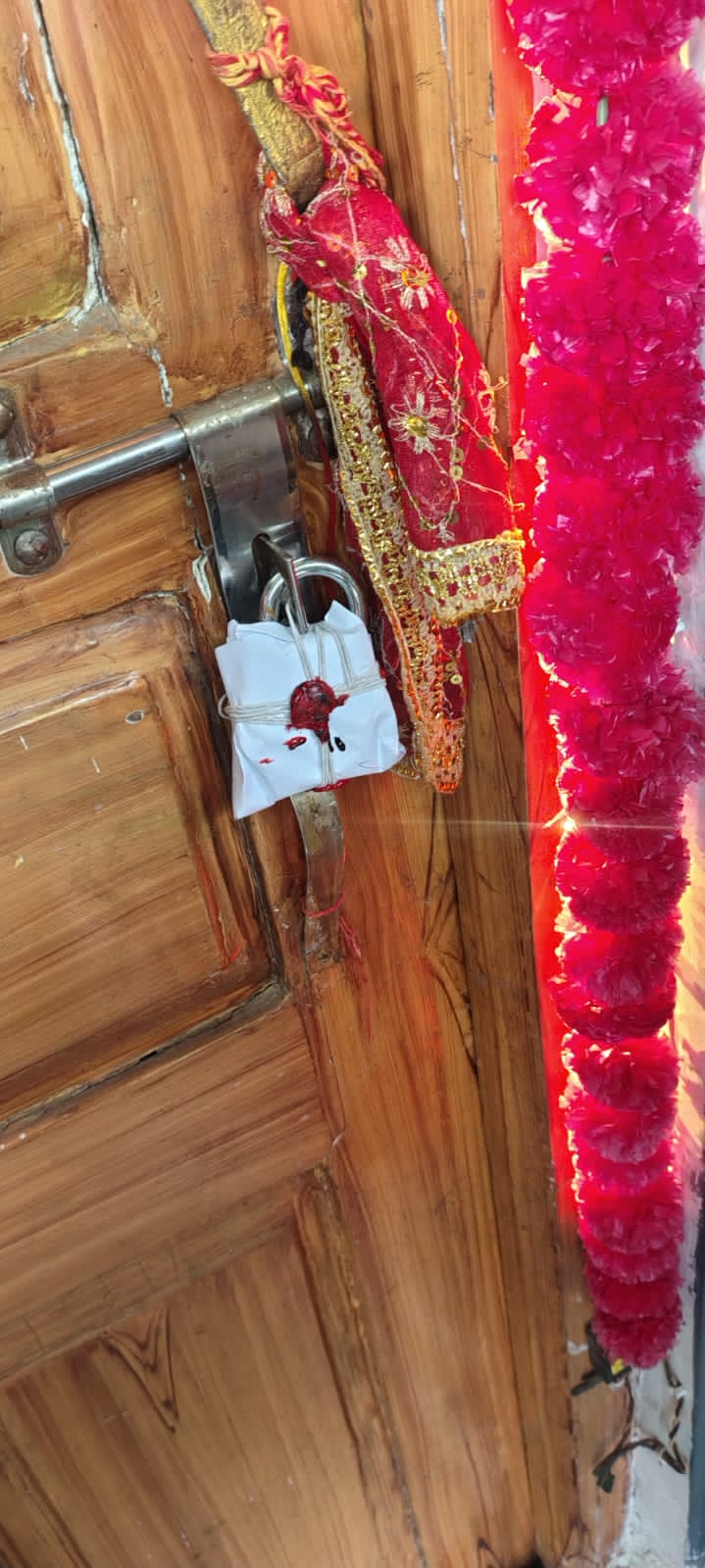 शासकीय आवास पर प्रशासन की सख्ती- अवैध कब्जा हटाकर मकान कराया खाली