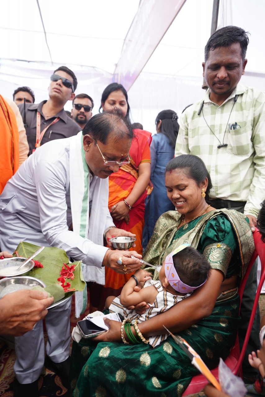 सुशासन तिहार में मुख्यमंत्री साय ने कराया अन्नप्राशन, गर्भवती महिलाओं की गोदभराई कर दी शुभकामनाएं