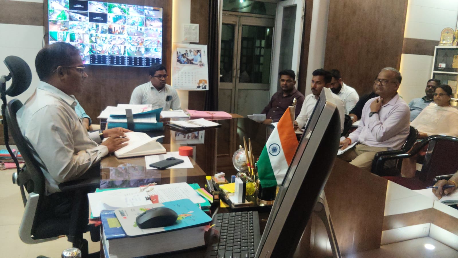 आयुक्त बृजेश सिंह क्षत्रिय की सख्ती: समय-सीमा के प्रकरणों का करें त्वरित निराकरण, आवेदकों को दें पूरी जानकारी