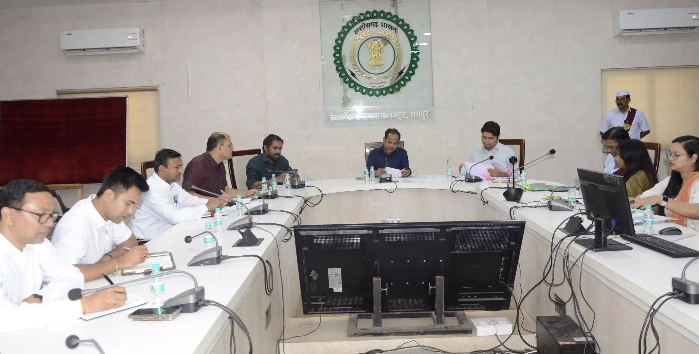 जिले में अतिक्रमण अवैध खनन के खिलाफ अभियान चलाएं : कलेक्टर डॉ गौरव सिंह