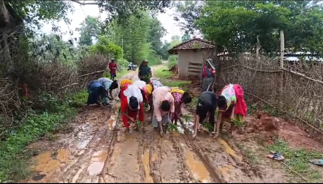 खस्ताहाल सड़क को लेकर ग्रामीणो में आक्रोश,रोपाई कर विरोध जताया