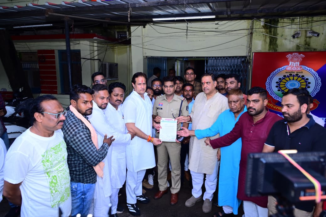 राहुल गांधी के सीने में गोली मारने के अशोभनीय बयान को लेकर बीजेपी प्रवक्ता के ऊपर एफआईआर दर्ज कराने पहुँचे कांग्रेसी 