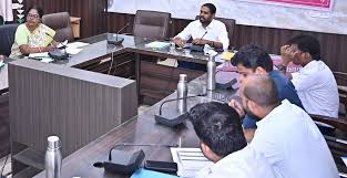 लंबित राजस्व प्रकरणों को लेकर कलेक्टर ने अधिकारियों के प्रति नाराजगी व्यक्त की,दिए ये निर्देश 