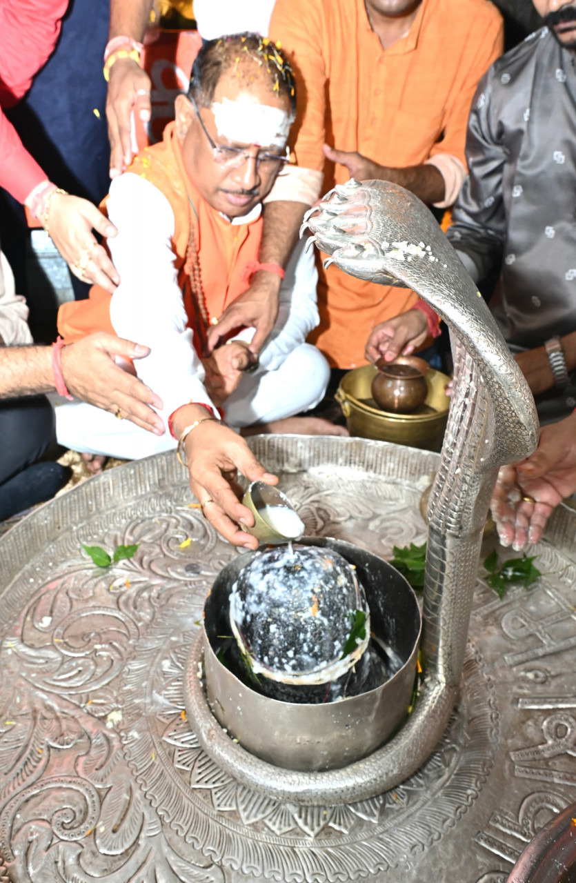 मुख्यमंत्री साय ने उपमुख्यमंत्री शर्मा के साथ भोरमदेव बाबा भगवान शिव जी का दर्शन कर मंत्रोच्चारण के साथ विशेष पूजा-अर्चना और रुद्राभिषेक किया