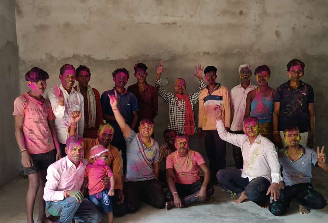 कंवर धर्मशाला धनसीर में होली मिलन समारोह का आयोजन कर मनाया होली