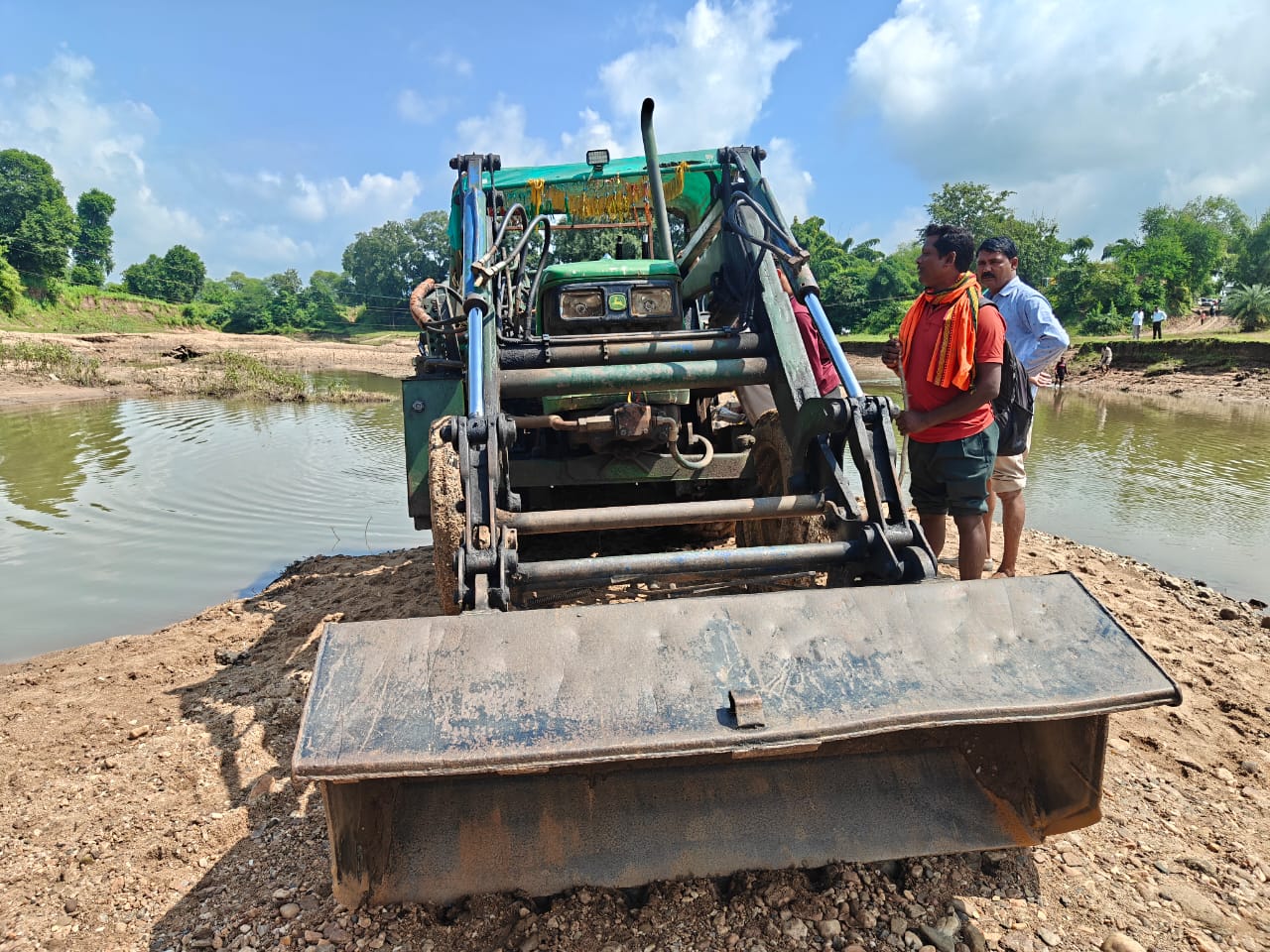 वन विभाग की कार्यवाही: अवैध उत्खनन करते हुए डोजर (ट्रैक्टर) जब्त