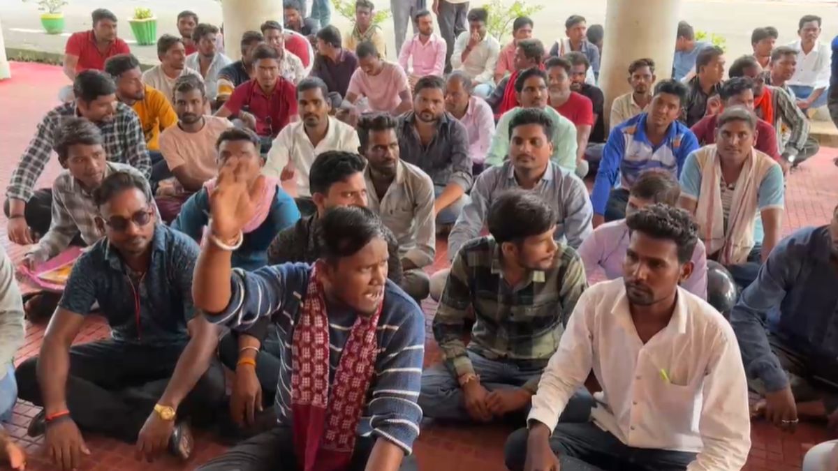 शक्कर कारखाने से 250 श्रमिकों की छंटनी, आक्रोशित मजदूरों ने कलेक्टर कार्यालय का किया घेराव