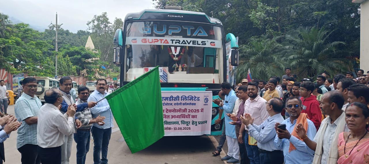 बचेली एनएमडीसी मुख्य महाप्रबंधक श्रीधर कोडाली ने हरी झंडी दिखाकर किया बस को रवाना