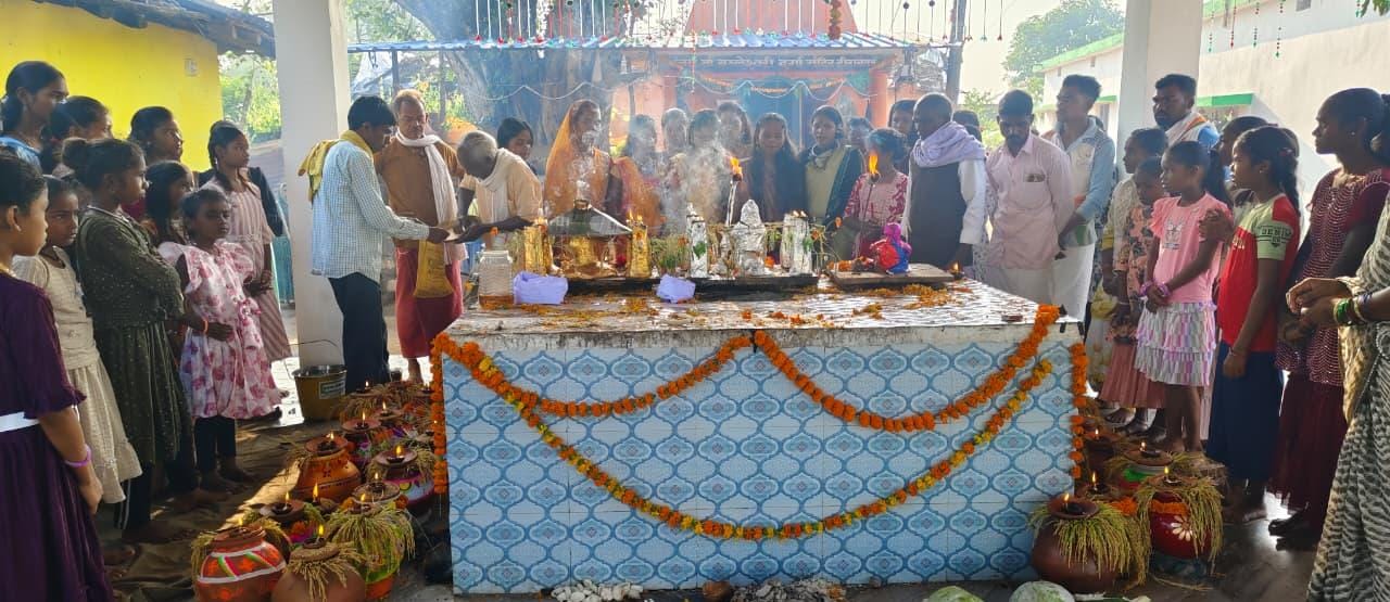 गरियाबंद जिले में दीपावली एवं गोवर्धन पूजा की धूम, दीपों से जगमगाया पूरा प्रदेश