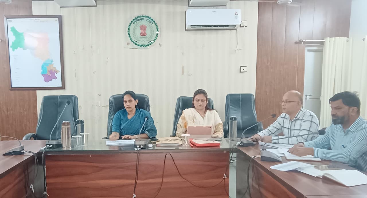 महिला एवं बाल विकास विभाग की समीक्षा बैठक में कलेक्टर सख्त, लापरवाही पर लगाई फटकार