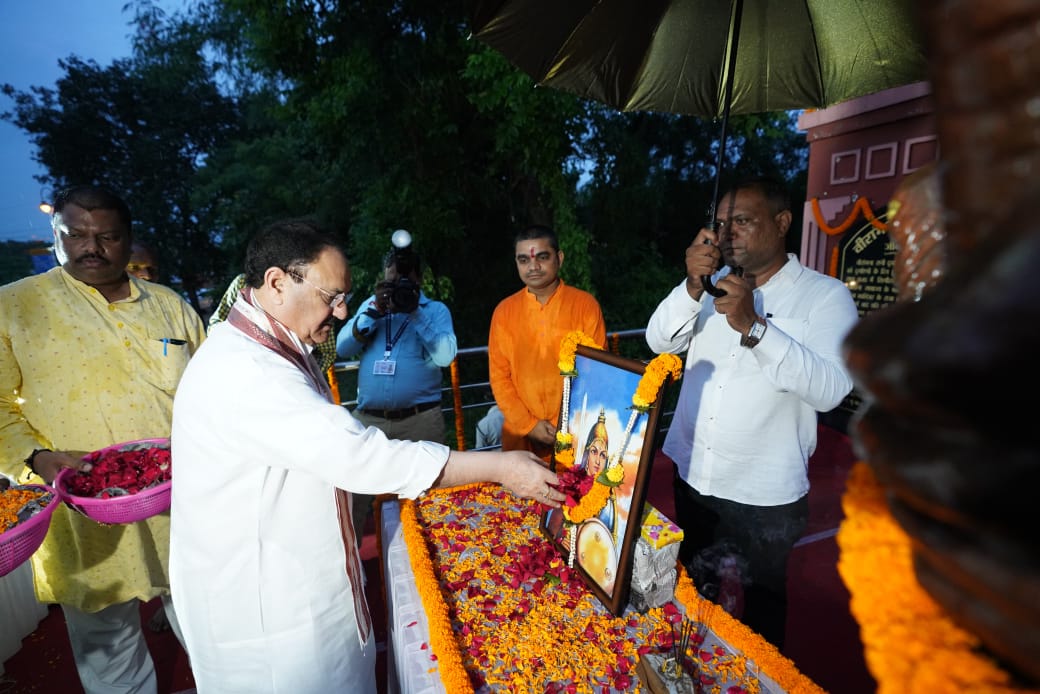 केंद्रीय स्वास्थ्य मंत्री जगत प्रसाद नड्डा ने वीरांगना रानी दुर्गावती की प्रतिमा पर किया माल्यार्पण