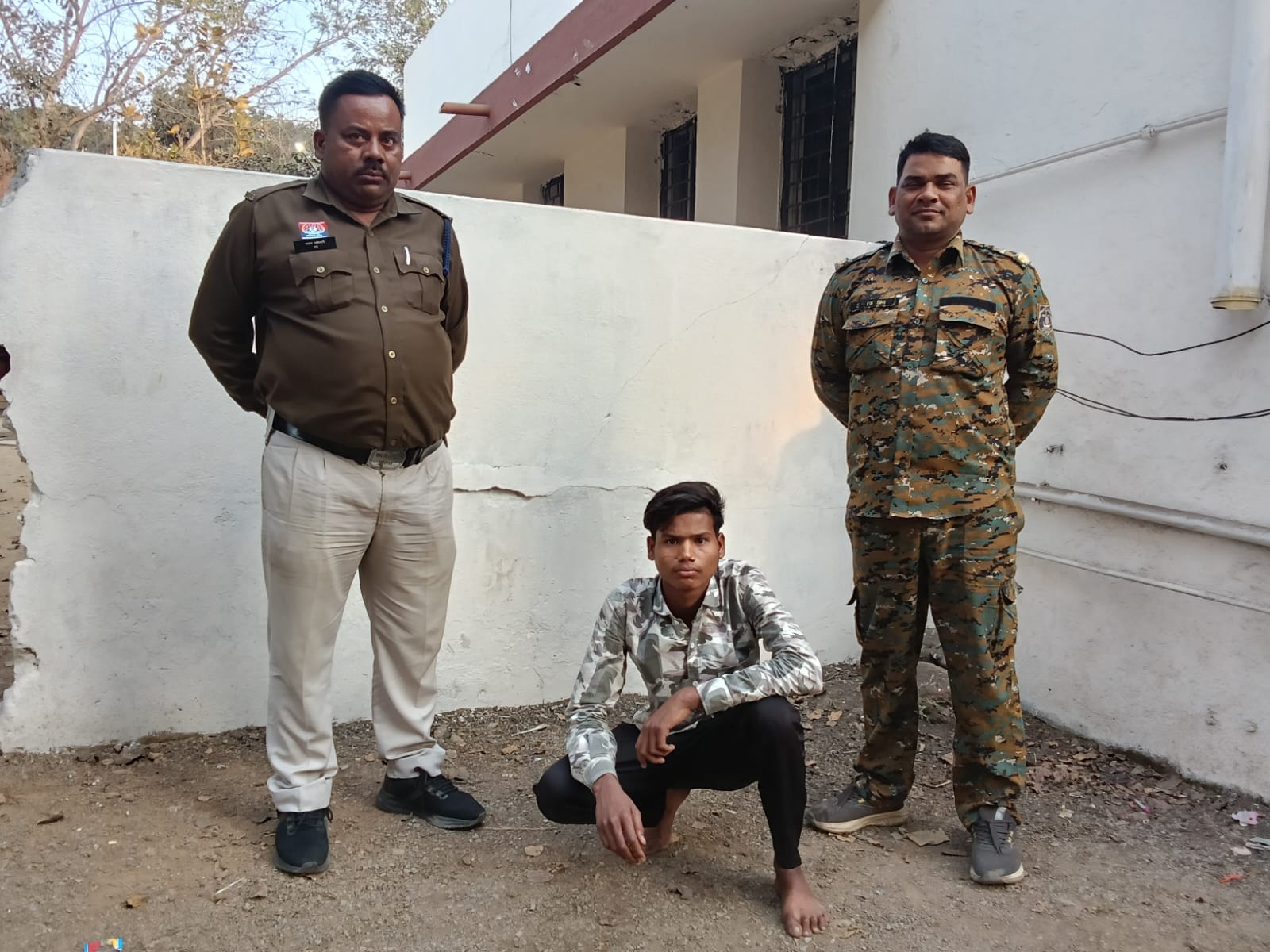 सार्वजनिक स्थान पर फरसानुमा तलवार लहराकर दहशत फैलाने वाला युवक जूटमिल पुलिस के कब्जे में