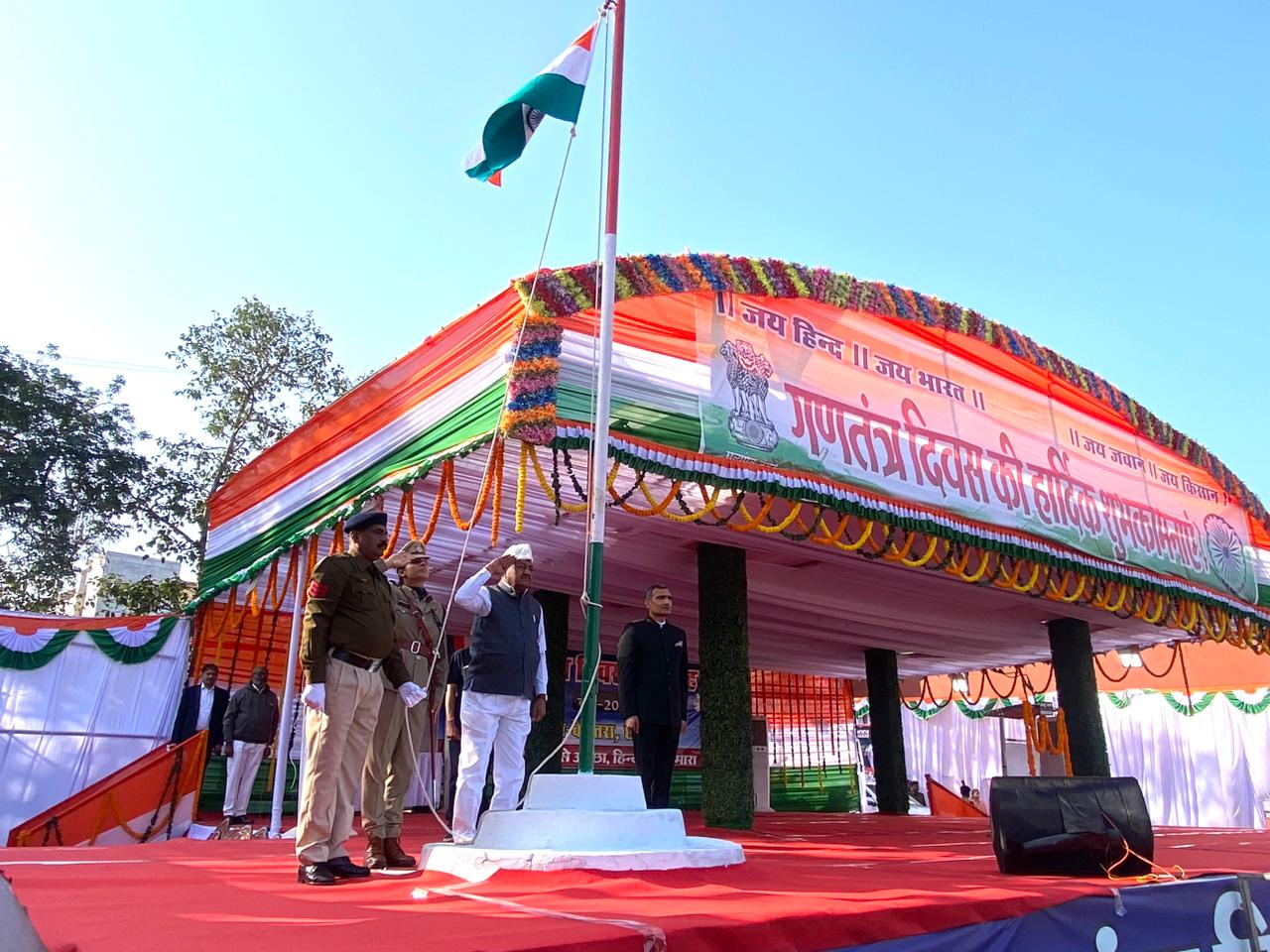 बेमेतरा में खाद्य मंत्री बघेल किया ध्वजारोहण