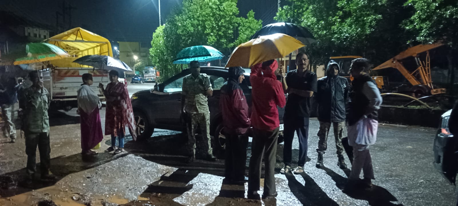 भारी बारिश से जलमग्न हालात, जनता परेशान, पार्षद की अनुपस्थिति पर आक्रोश