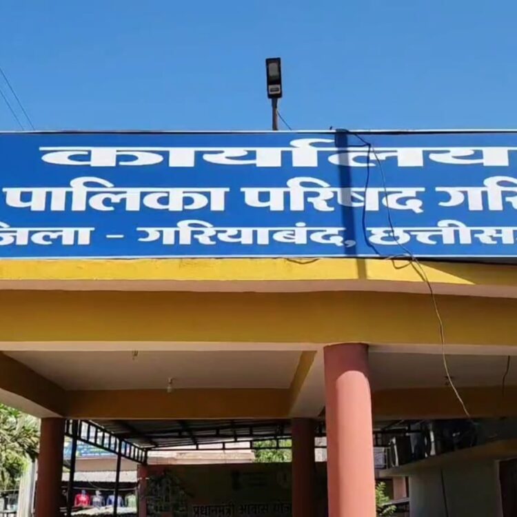 संयुक्त खाते की भूमि पर अवैध निर्माण : नींव खनन के प्रारंभिक चरण से की जाती रही शिकायत ..अब लेंटर भी हो गया, आवेदिका परेशान