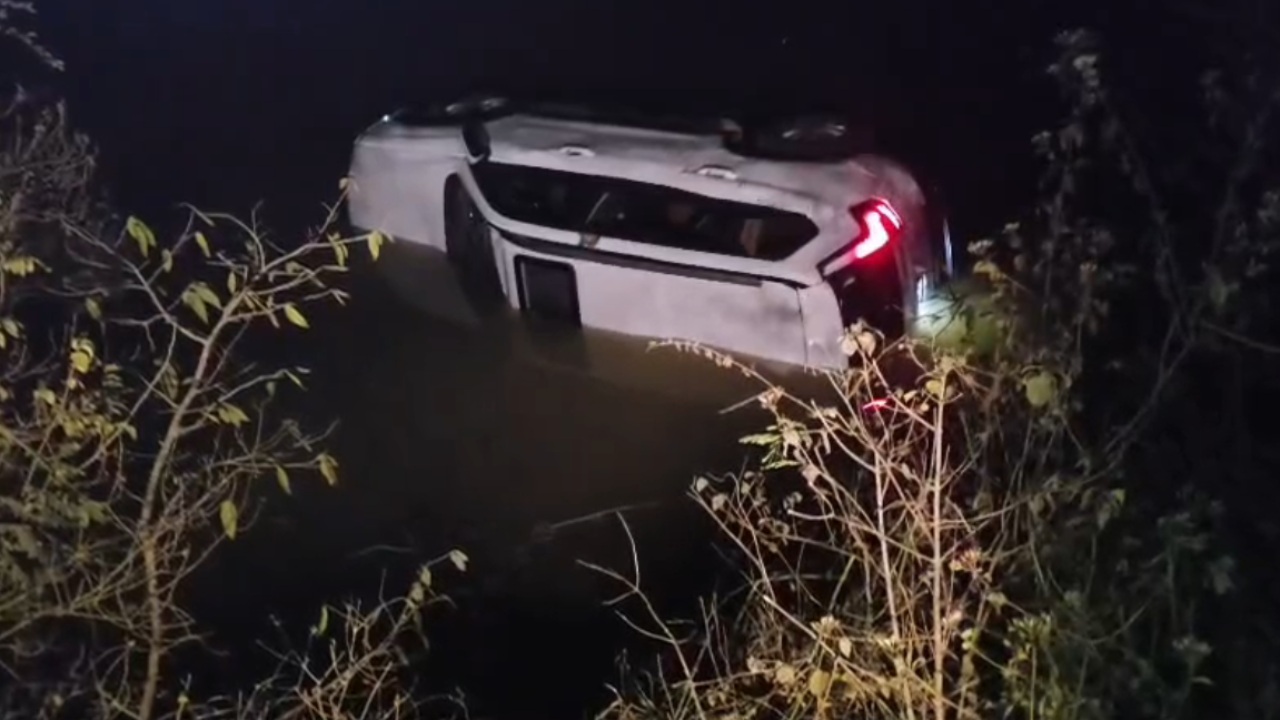 दर्दनाक सड़क हादसा : शराब पार्टी से लौट रहे युवकों की कार अनियंत्रित होकर तालाब में गिरी, 3 की मौत