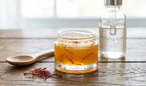 सर्दियों में फटे होंठों की समस्या से हैं परेशान,तो घर पर बनाएं ये केसर-ग्लिसरीन बाम