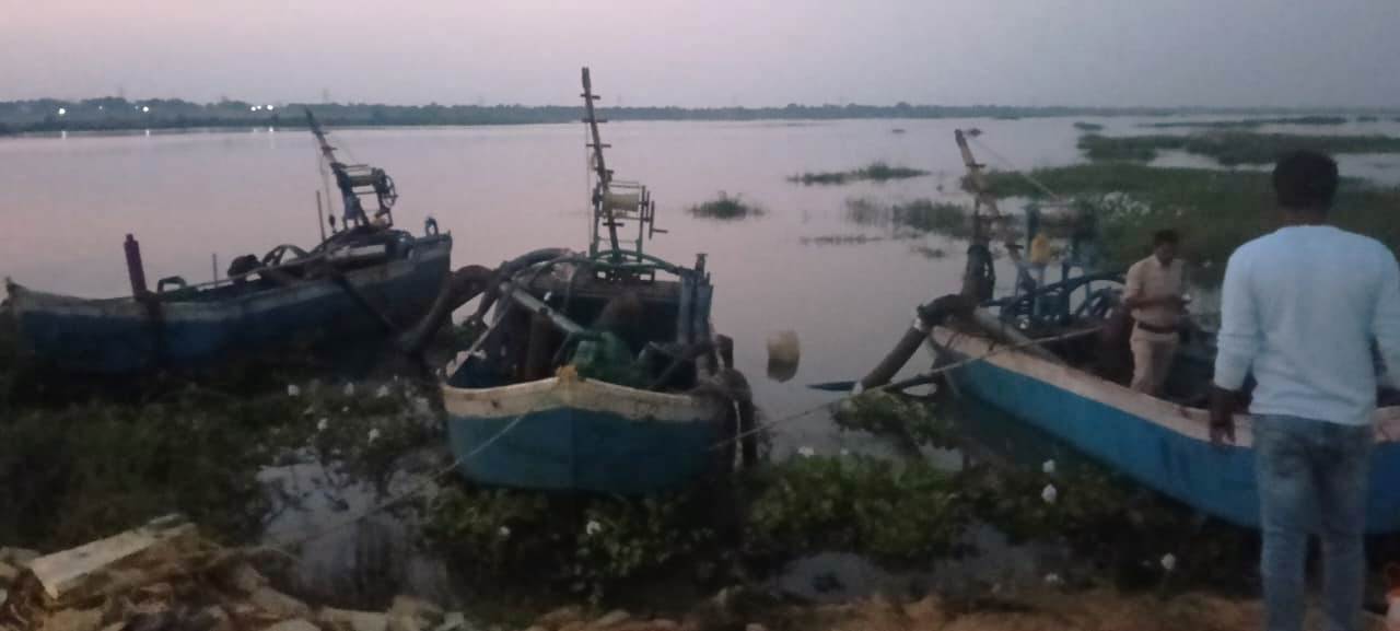 अवैध रेत उत्खनन के मामले में चार नौकाएं जब्त