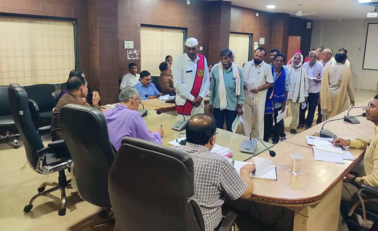 कलेक्टर ने सुनी जनदर्शन में लोगों की समस्याएं,शिकायत एवं समस्याओं से संबंधित 34 आवेदन प्राप्त हुए