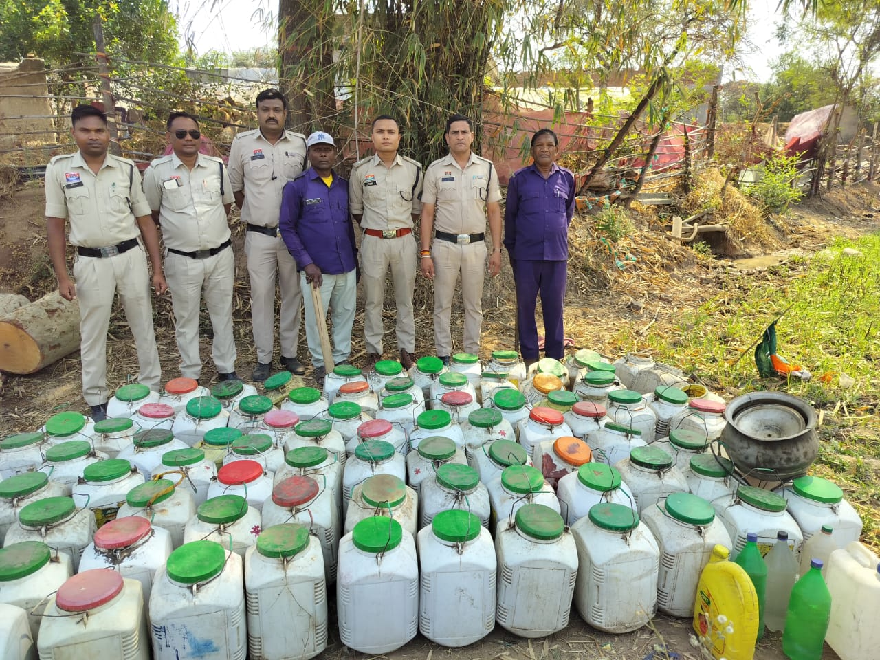 ऑपरेशन आघात में रायगढ़ पुलिस का बड़ा एक्शन, 100 से ज्यादा डिब्बों में महुआ लाहन नष्ट