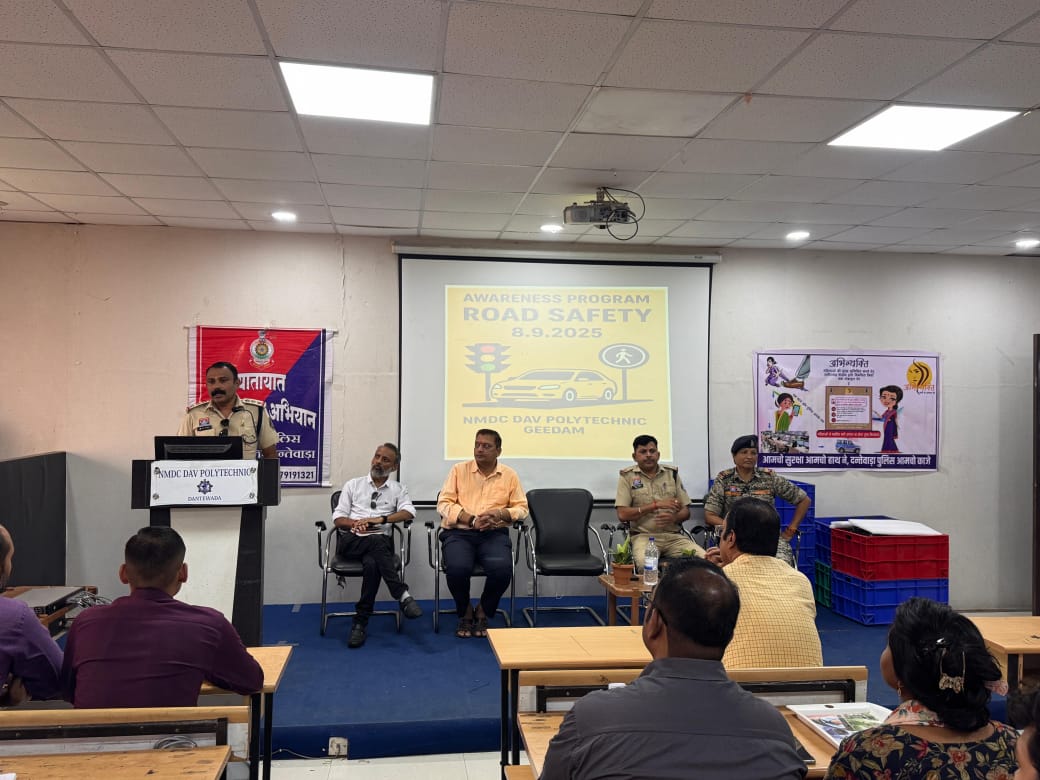 दंतेवाड़ा में सड़क सुरक्षा और साइबर जागरूकता पर कार्यशाला, छात्र-छात्राओं ने ली यातायात नियमों की शपथ