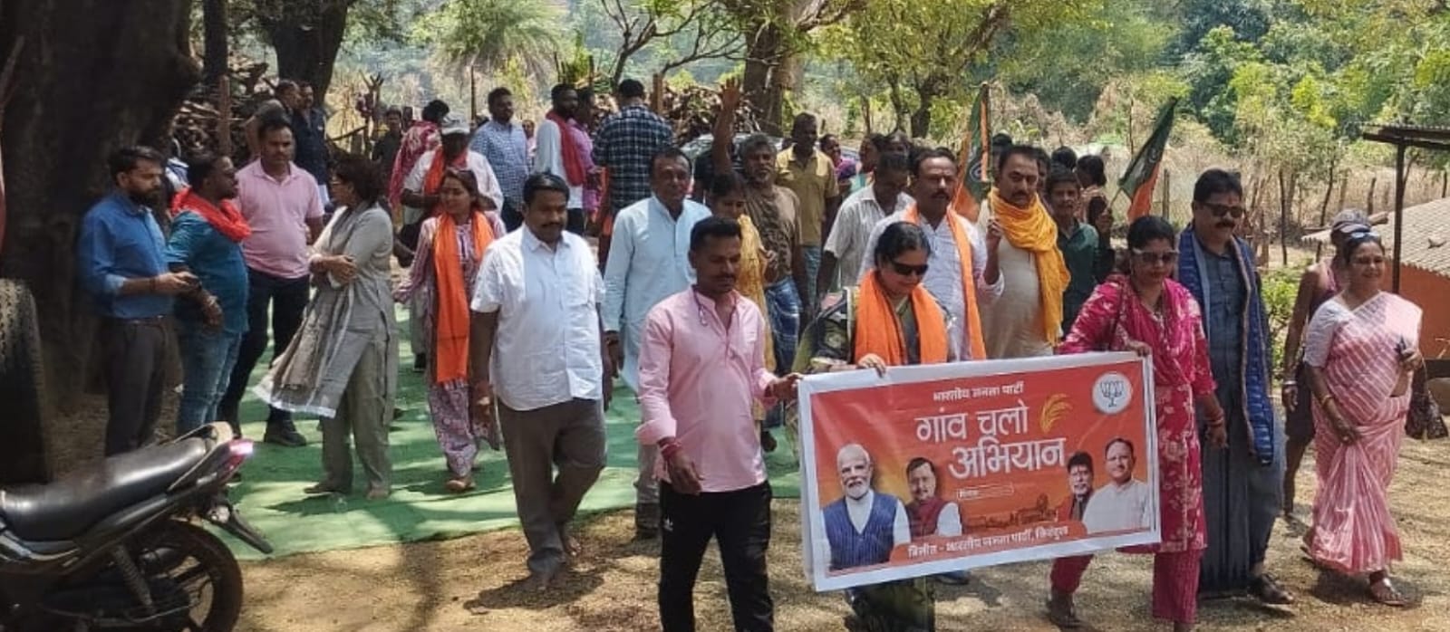 ग्राम पंचायत कोड़ेनार के पटेल पारा में भाजपाइयों ने लगाई चौपाल किया गांव भ्रमण
