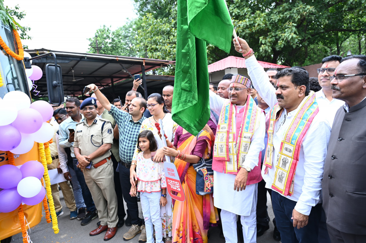 पुलिस परिवार के बच्चों को स्कूल आने-जाने मिली बस की सुविधा