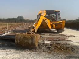 अवैध कालोनाइजरों के खिलाफ जिला प्रशासन की सख्ती,अवैध प्लाटिंग पर चला बुलडोजर